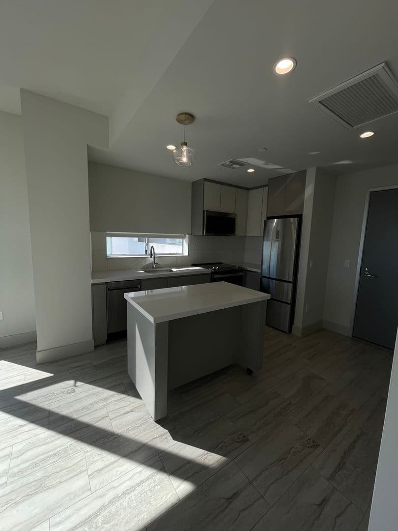 Los Angeles Apartment: 4864 Melrose Avenue