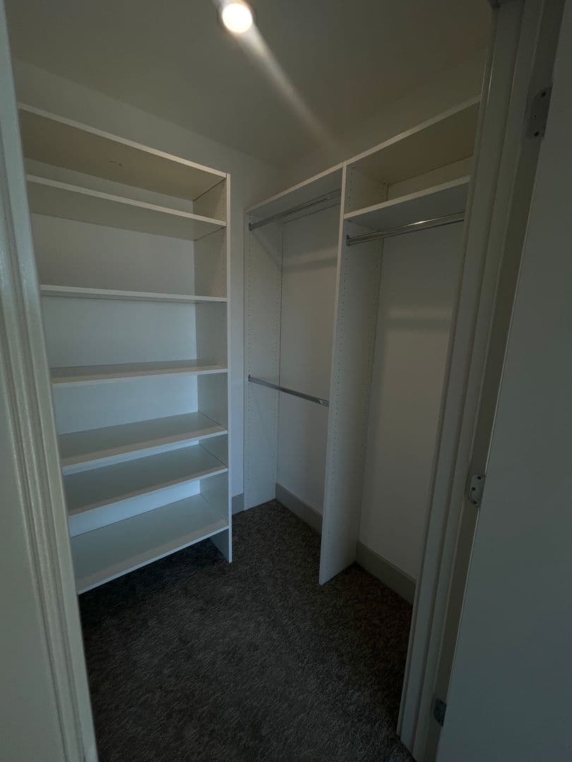 Los Angeles Apartment: 4864 Melrose Avenue