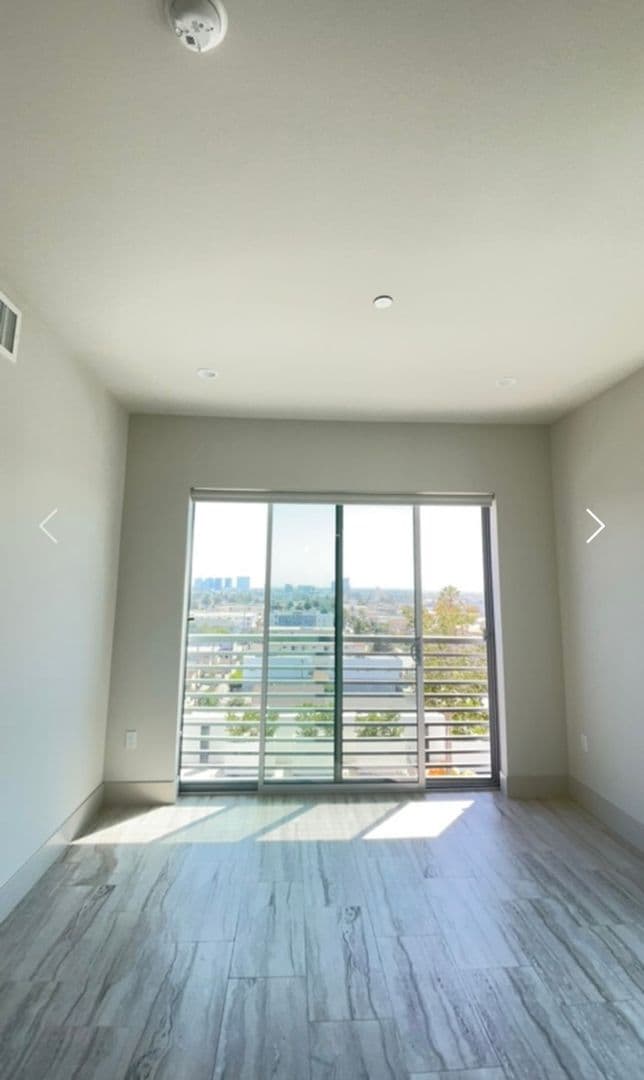 Los Angeles Apartment: 4864 Melrose Avenue