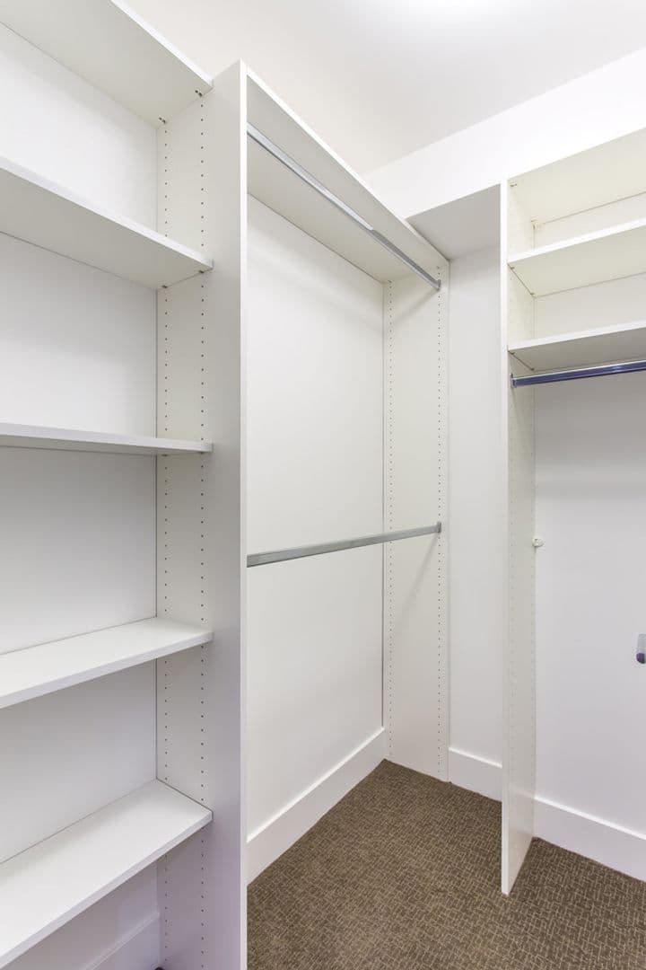 Los Angeles Apartment: 1616 N La Brea Avenue