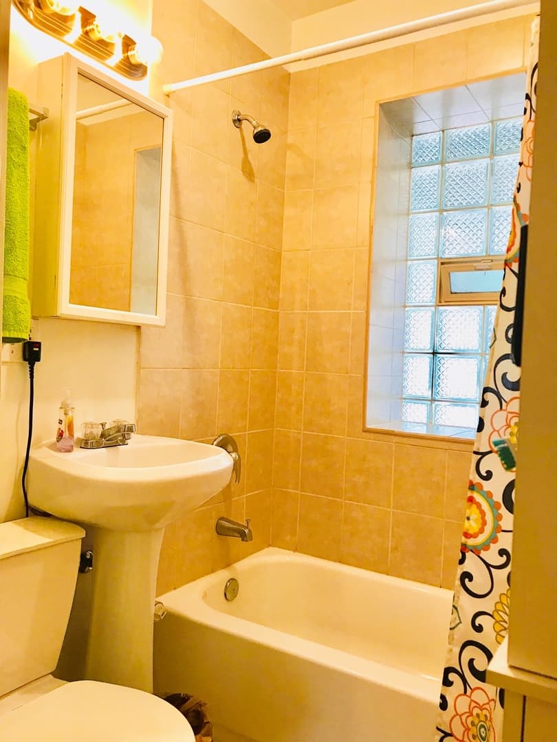 Winnetka Apartment: 460 Winnetka Ave.