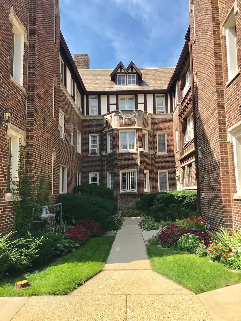 Winnetka Apartment: 460 Winnetka Ave.