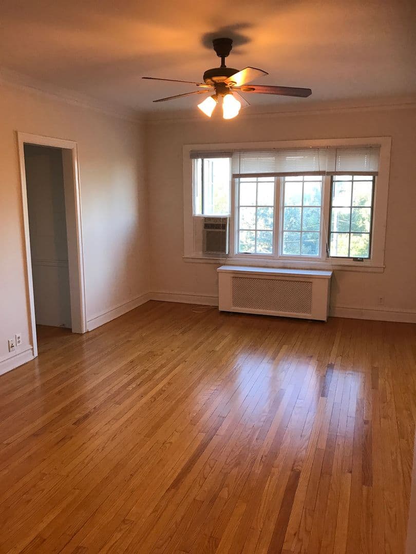 Winnetka Apartment: 460 Winnetka Ave.