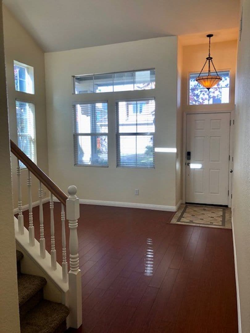Folsom House: 370 Coventry Cir