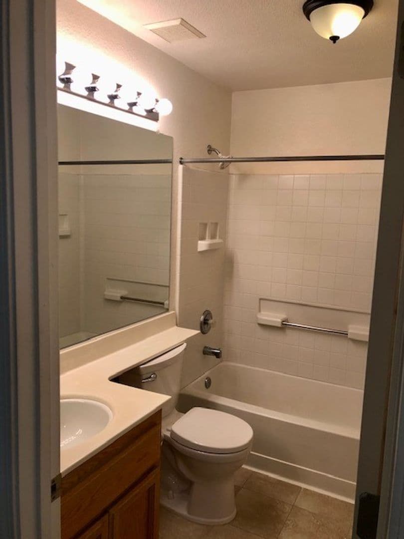 Folsom House: 370 Coventry Cir