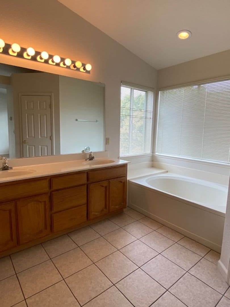Roseville House: 1113 Caversham Way
