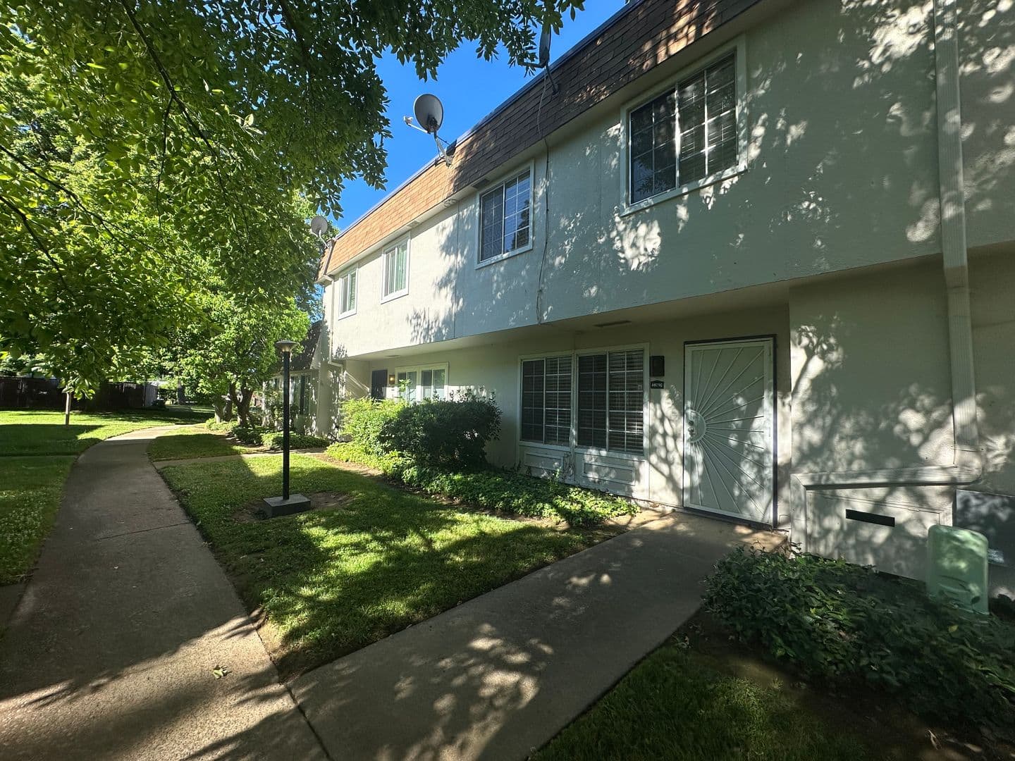 Sacramento Townhome: 8879 Salmon Falls Drive #C