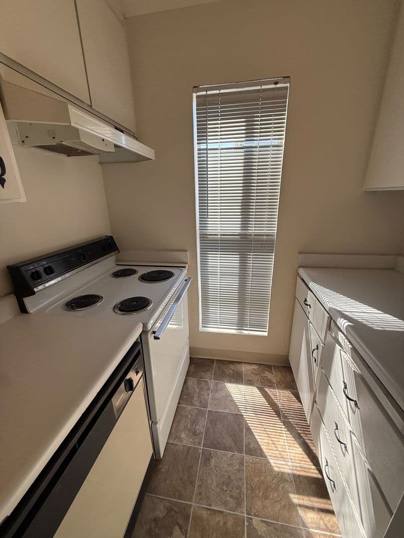 Sacramento Apartment: 2030 20th Avenue