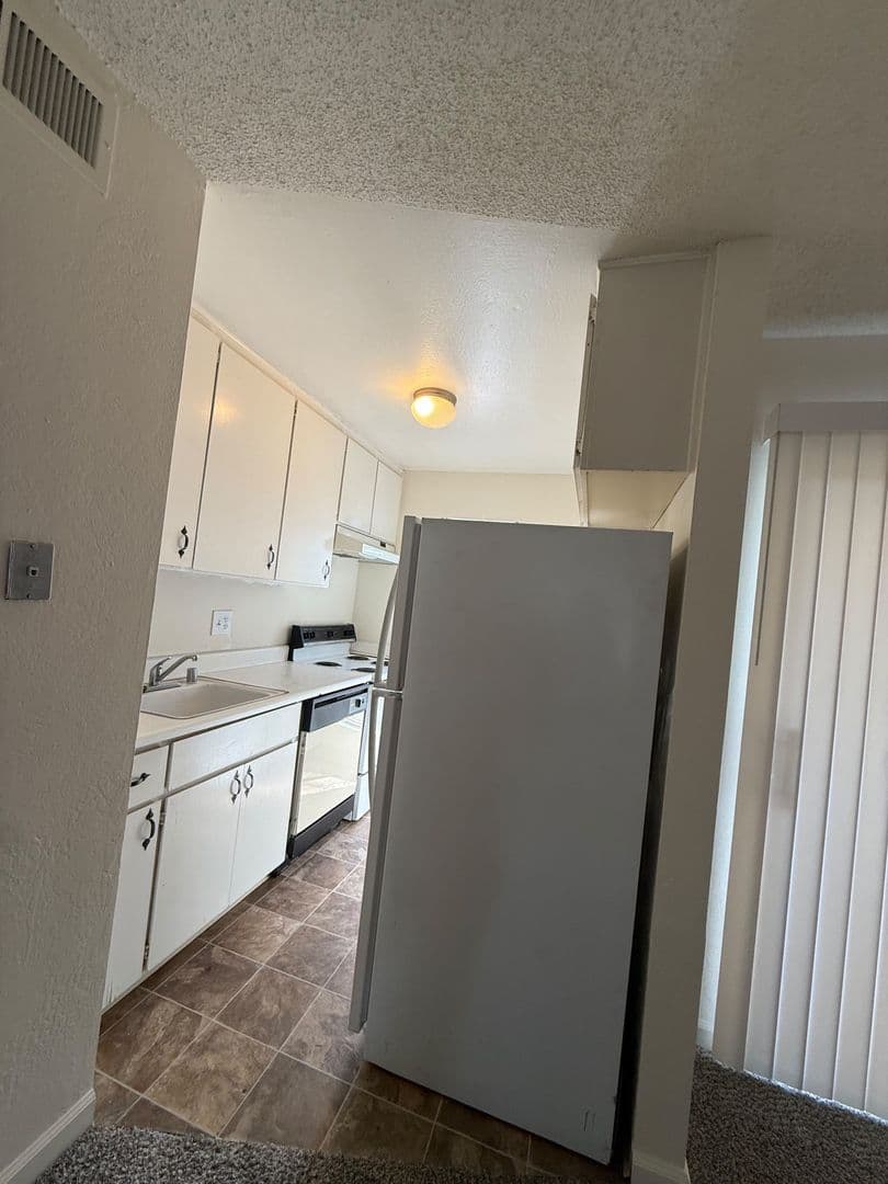 Sacramento Apartment: 2030 20th Avenue