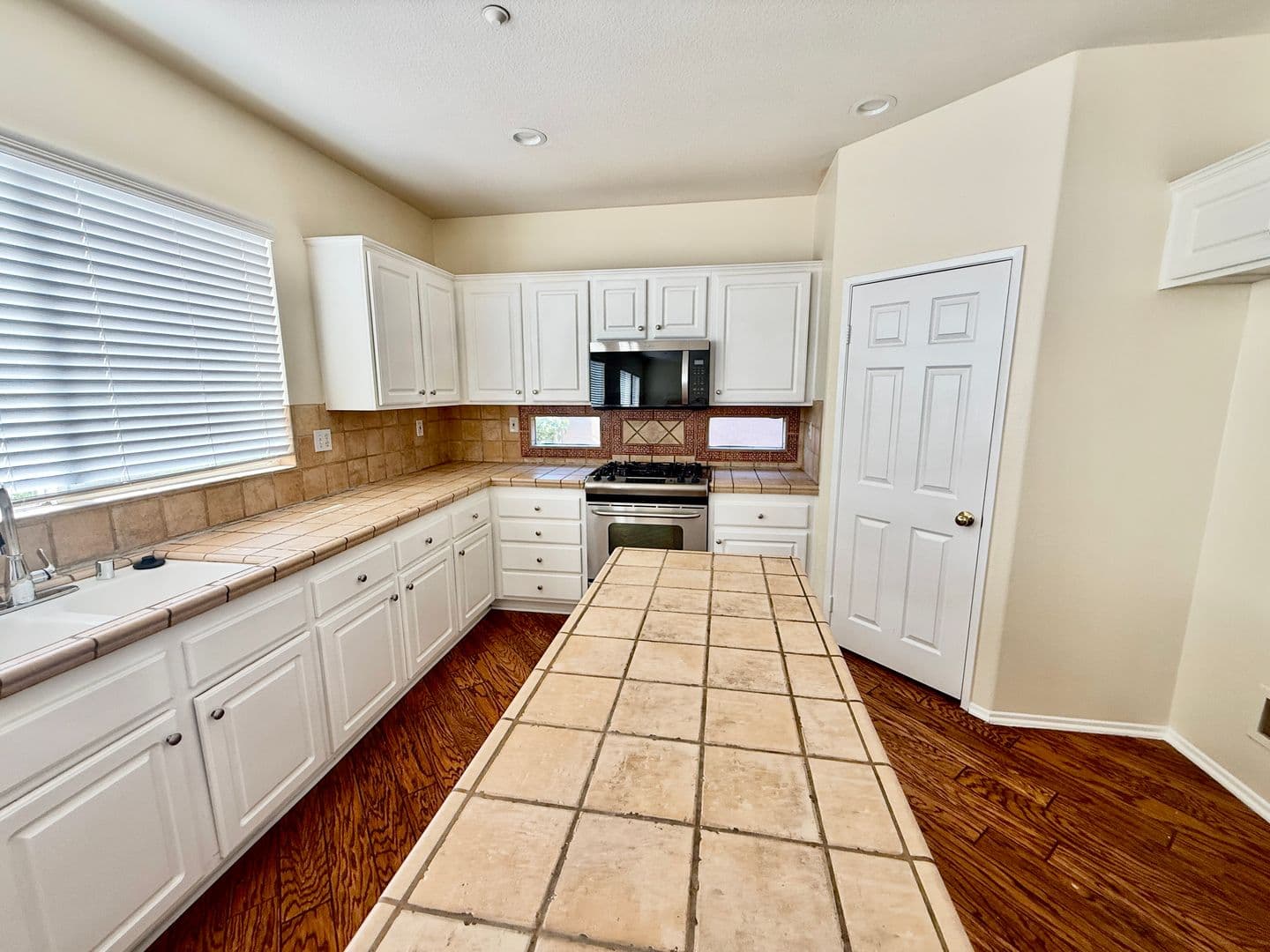 Riverside House: 11224 Parkway Ct