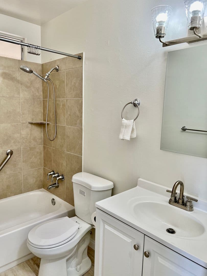 Lake Elsinore House: 33139 Gillette St.