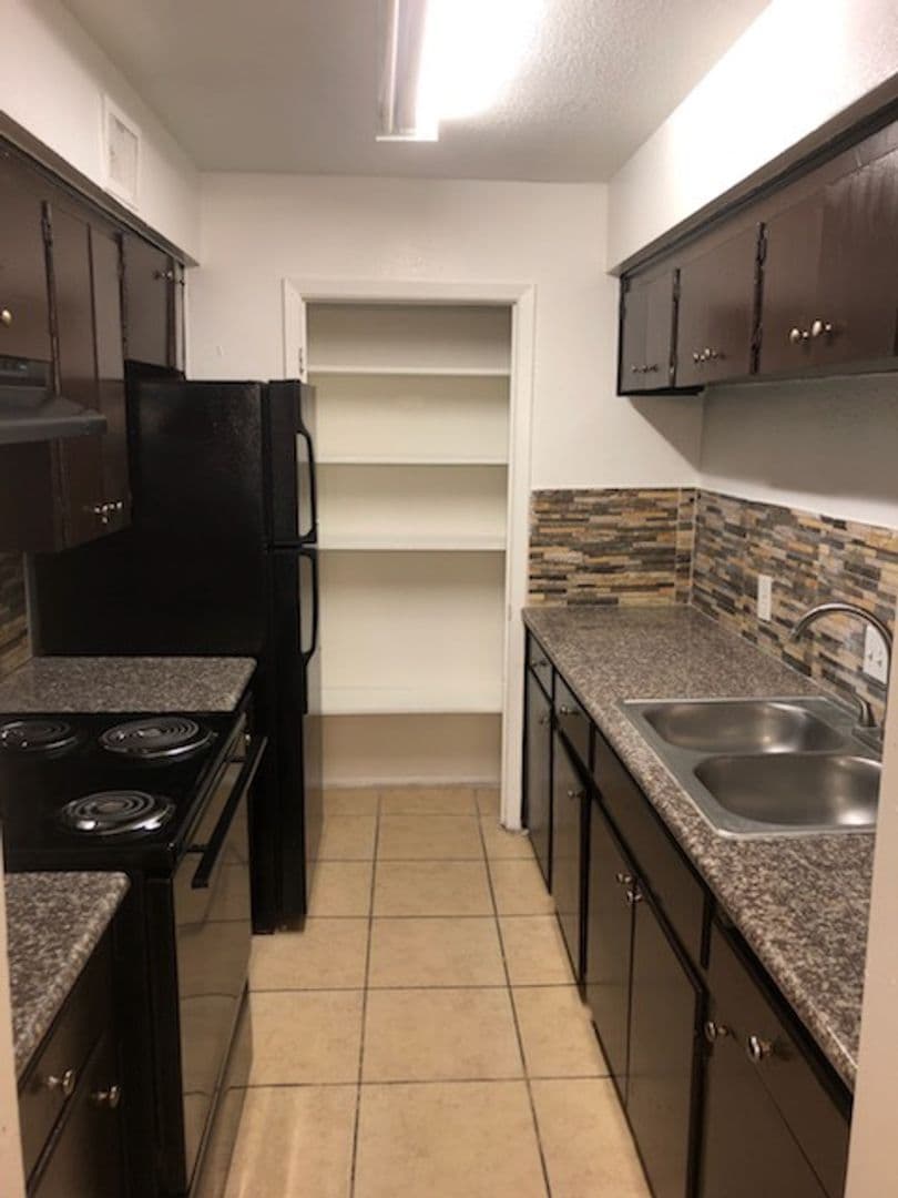 Houston Apartment: 7525 Hillcroft Ave,