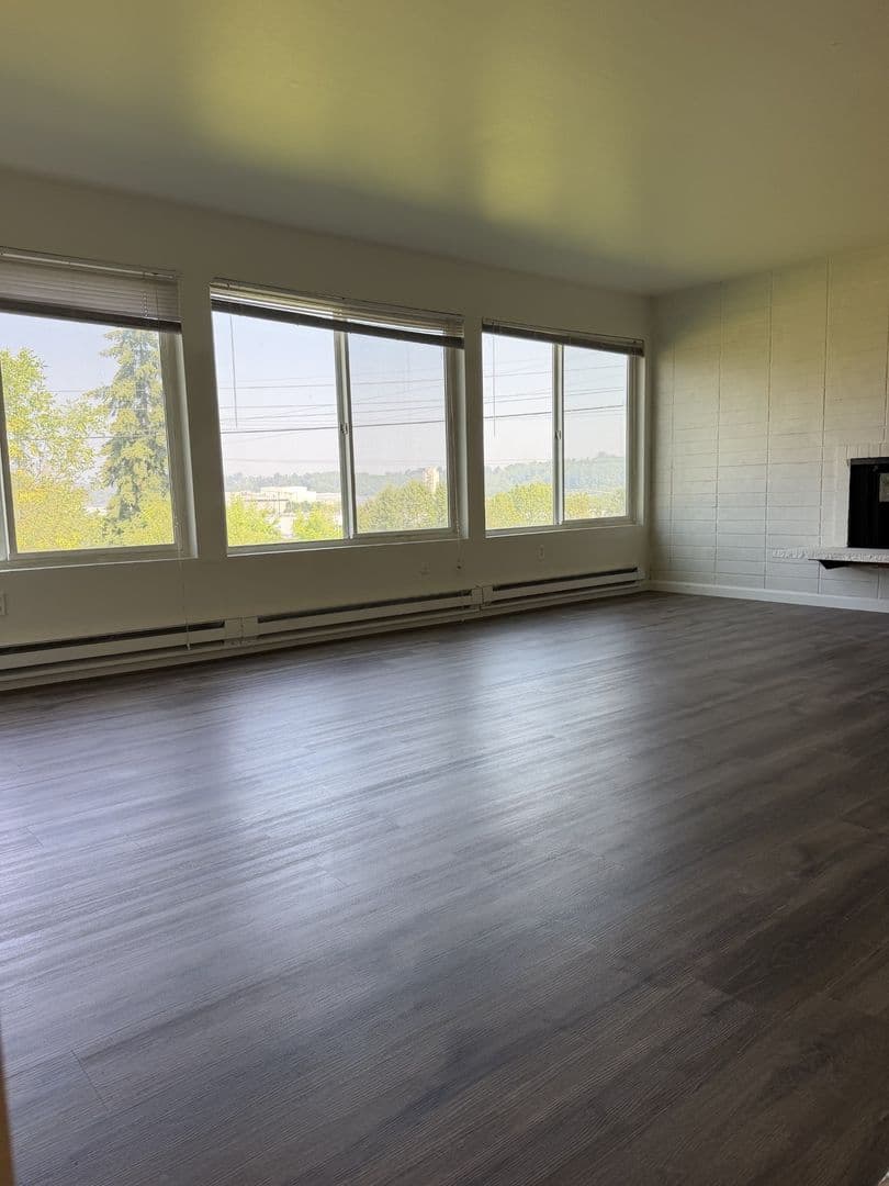 Seattle Apartment: 10300 Des Moines Memorial Dr S