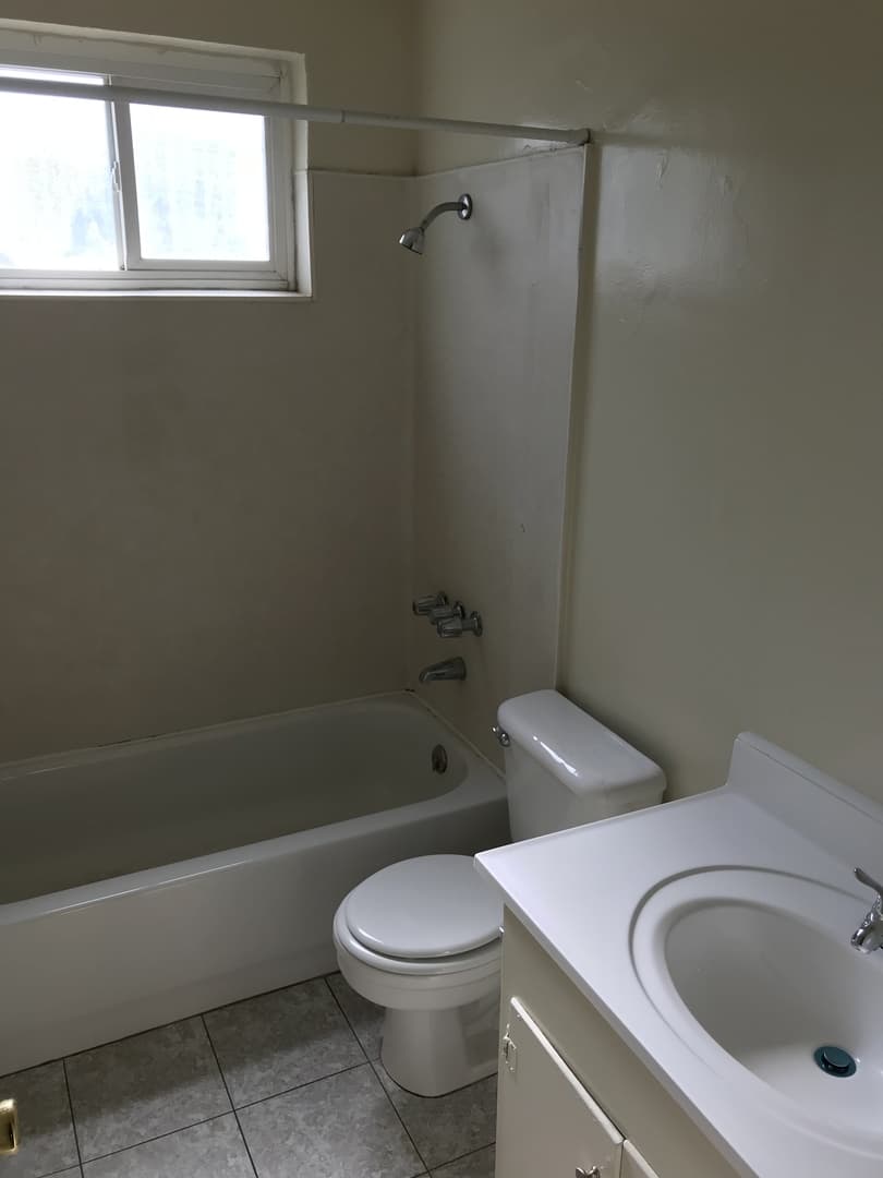 Long Beach Apartment: 259 E. Plymouth St.