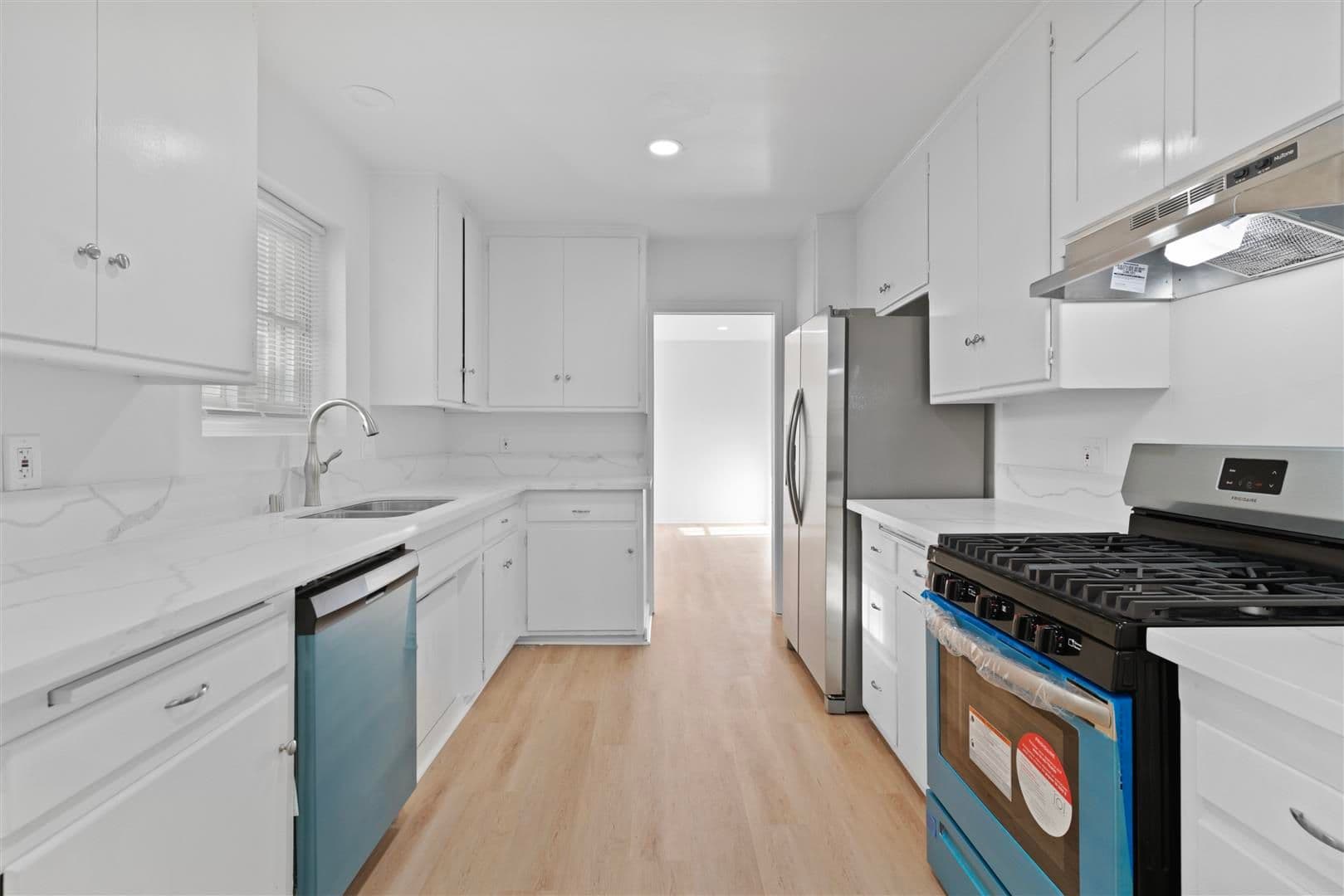 Long Beach Apartment: 237-237A Belmont Ave.