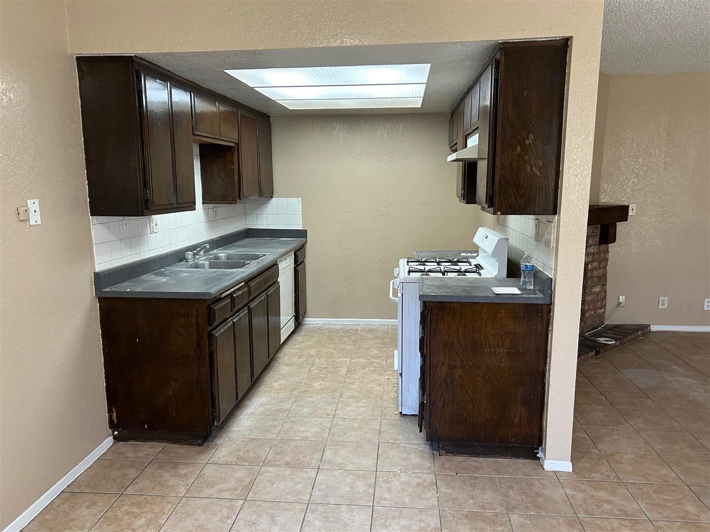 Bellflower Apartment: 9616 Laurel Street