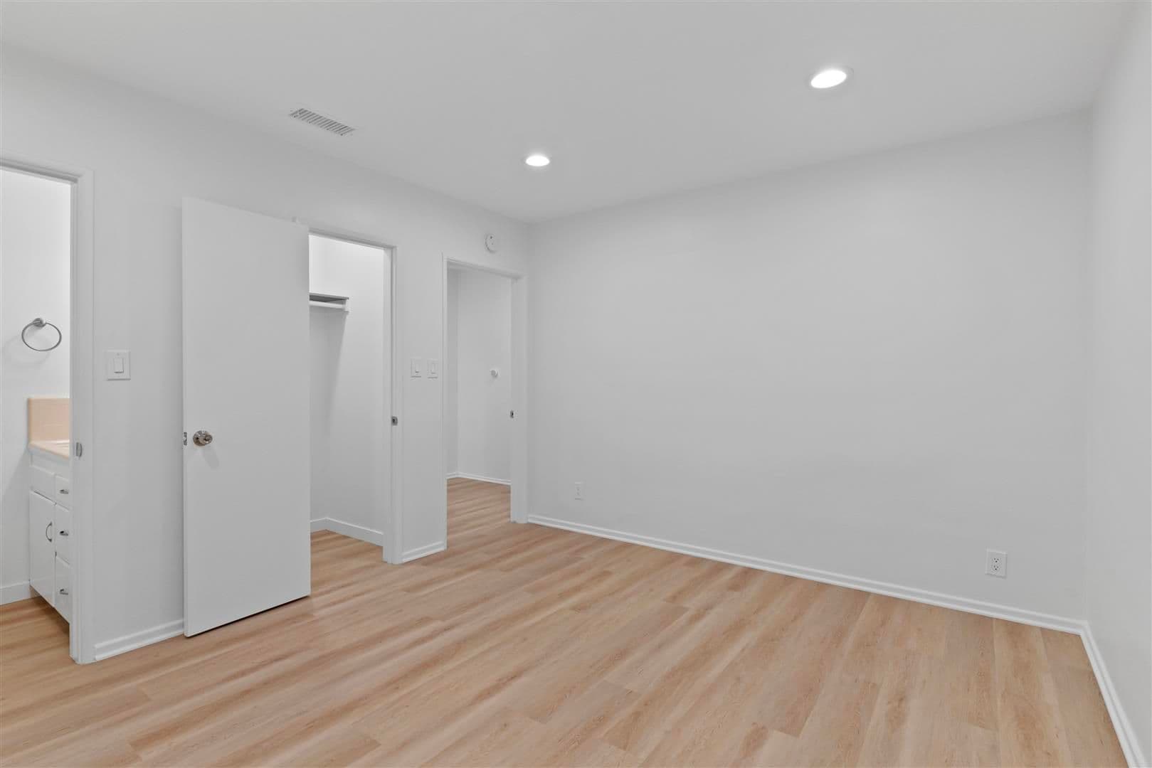 Long Beach Apartment: 237-237A Belmont Ave.