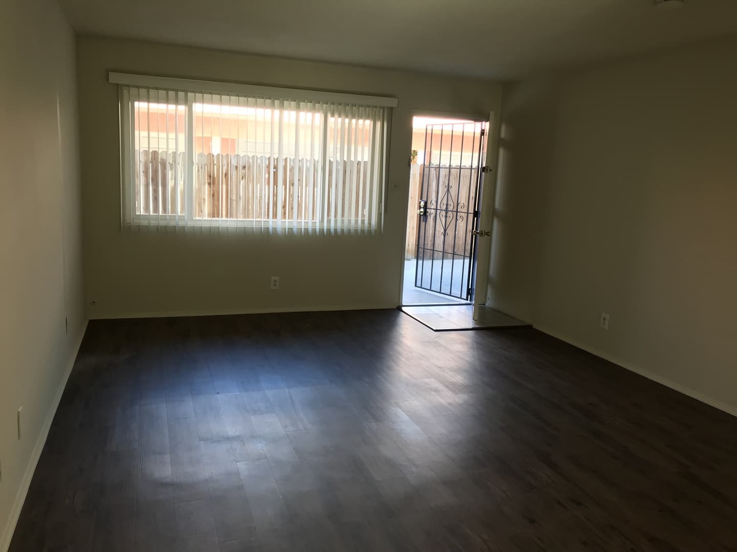 Long Beach Apartment: 259 E. Plymouth St.