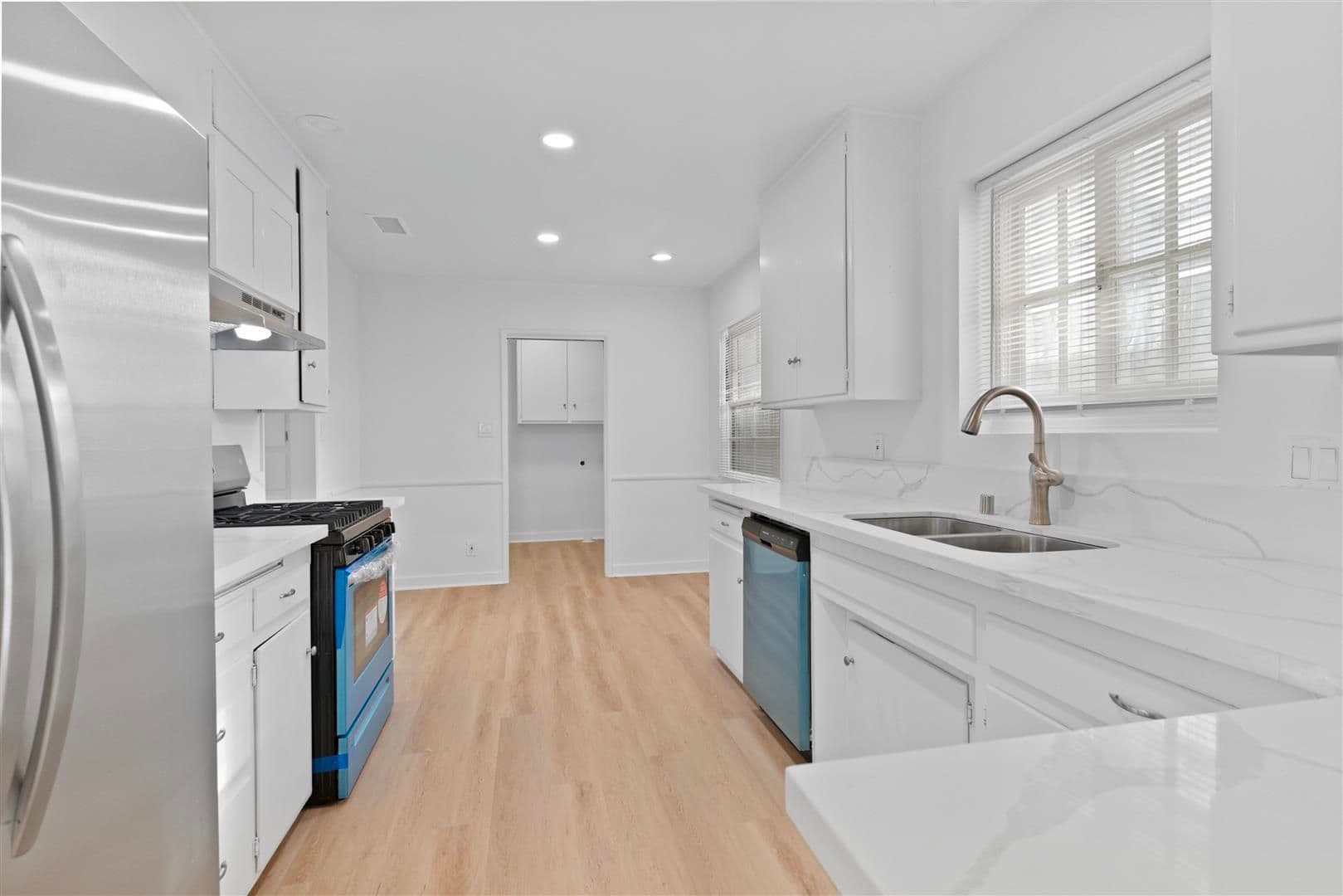 Long Beach Apartment: 237-237A Belmont Ave.