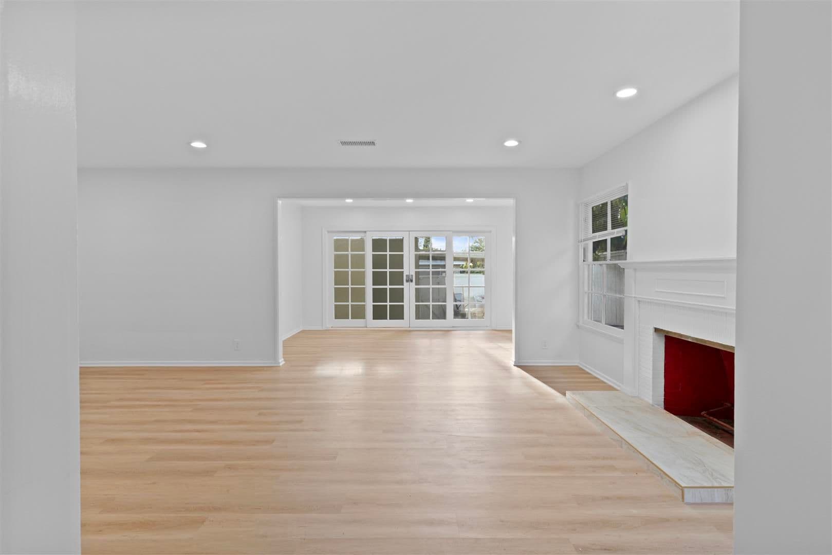 Long Beach Apartment: 237-237A Belmont Ave.