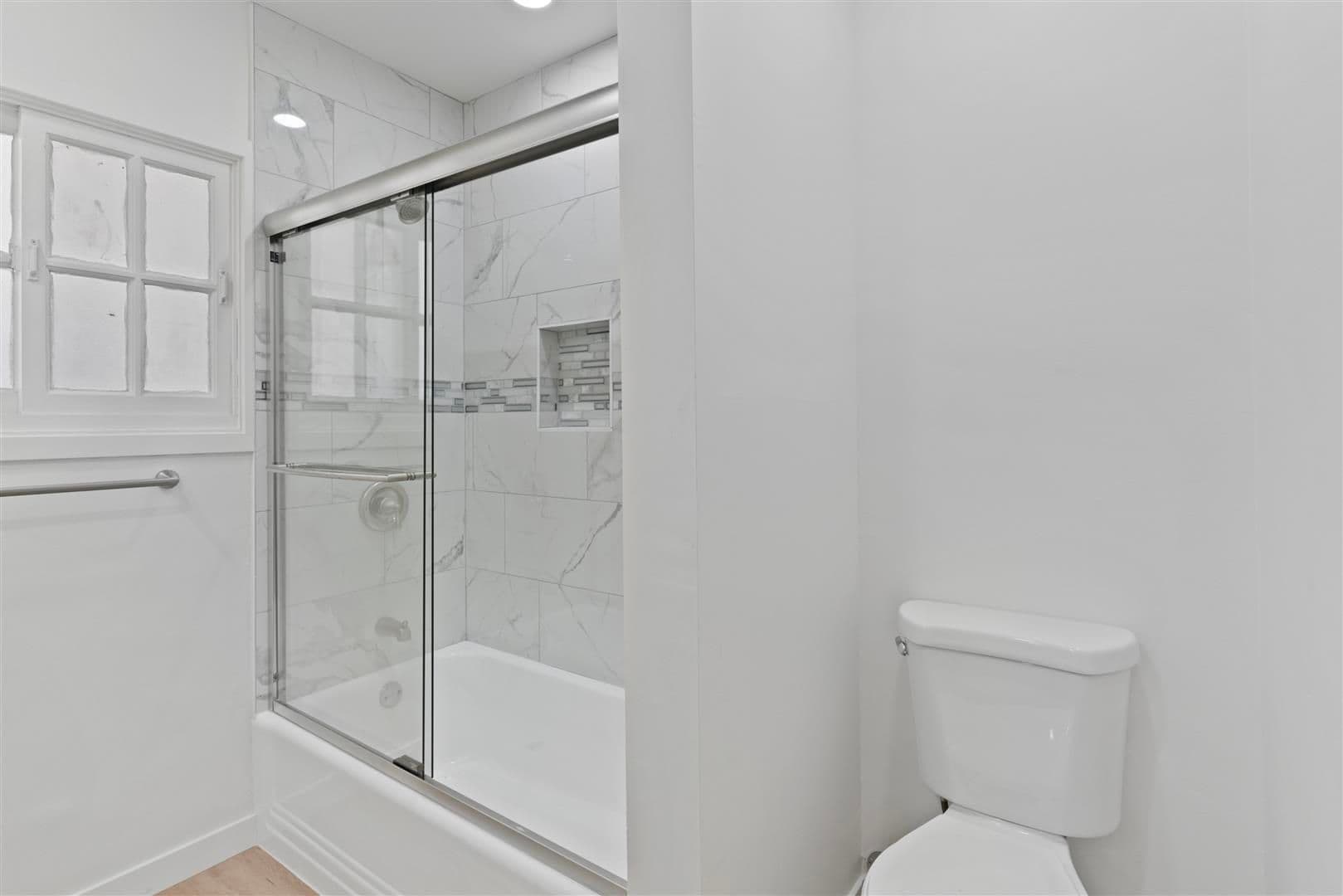 Long Beach Apartment: 237-237A Belmont Ave.