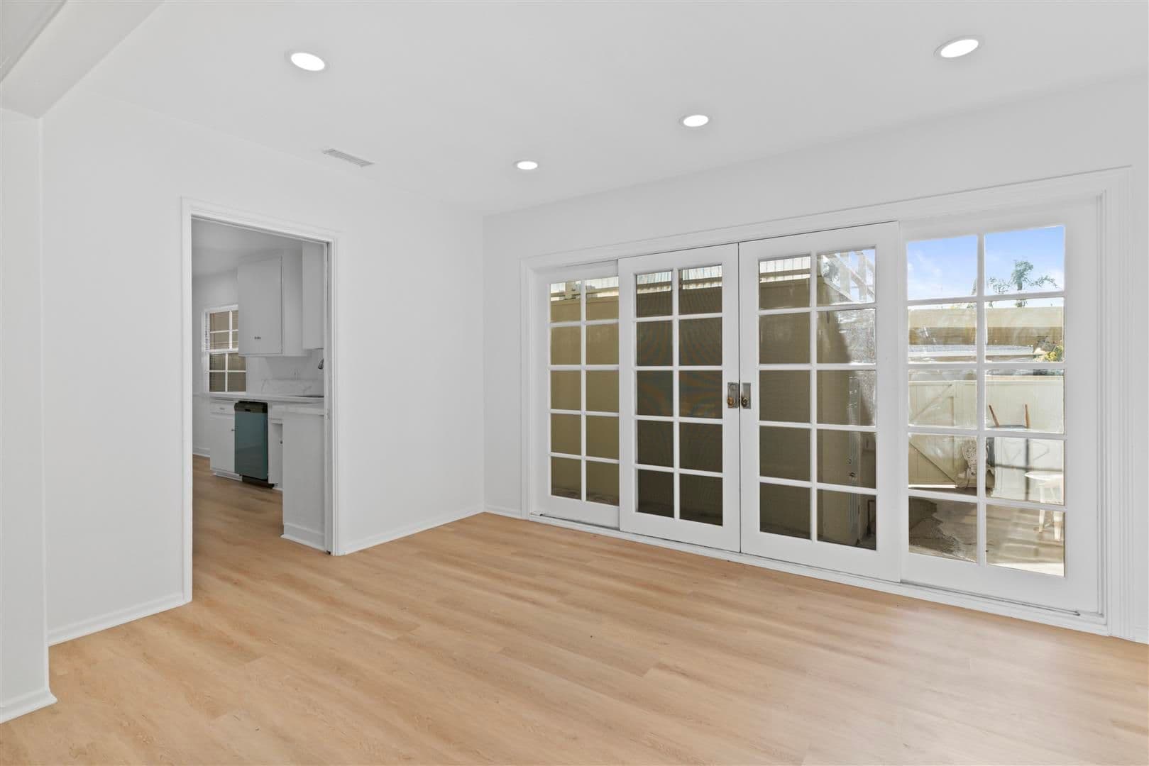 Long Beach Apartment: 237-237A Belmont Ave.