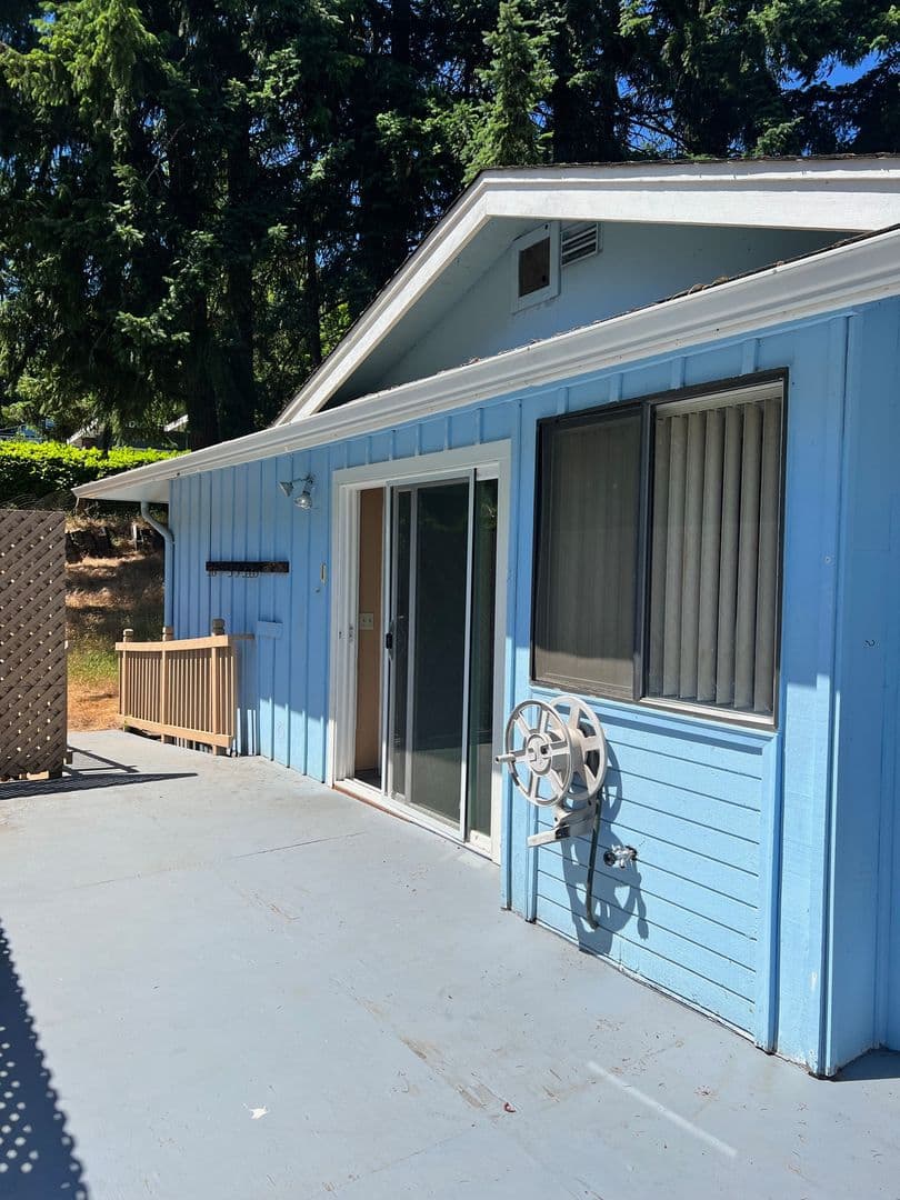 Eugene House: 1990 Graham Dr