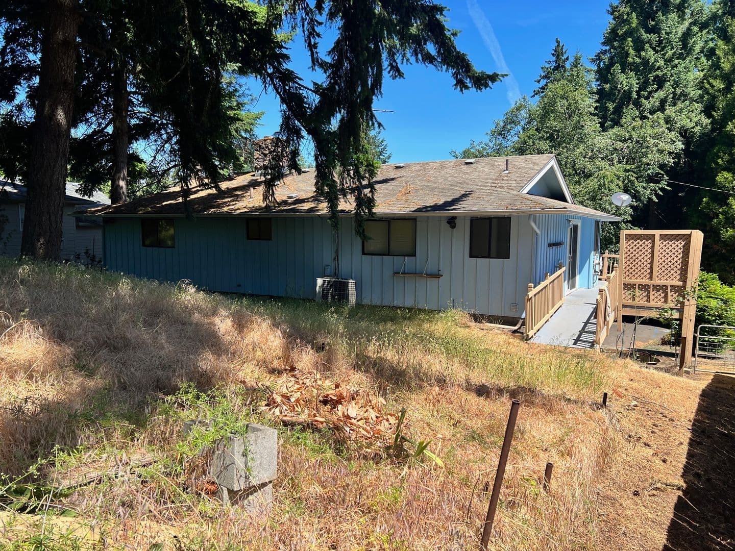 Eugene House: 1990 Graham Dr