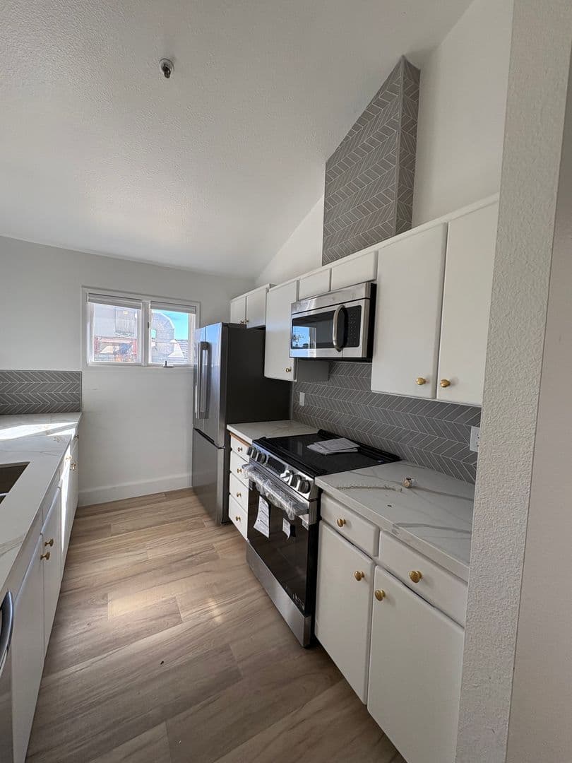 Carmel Apartment: SW of 4th and Mission