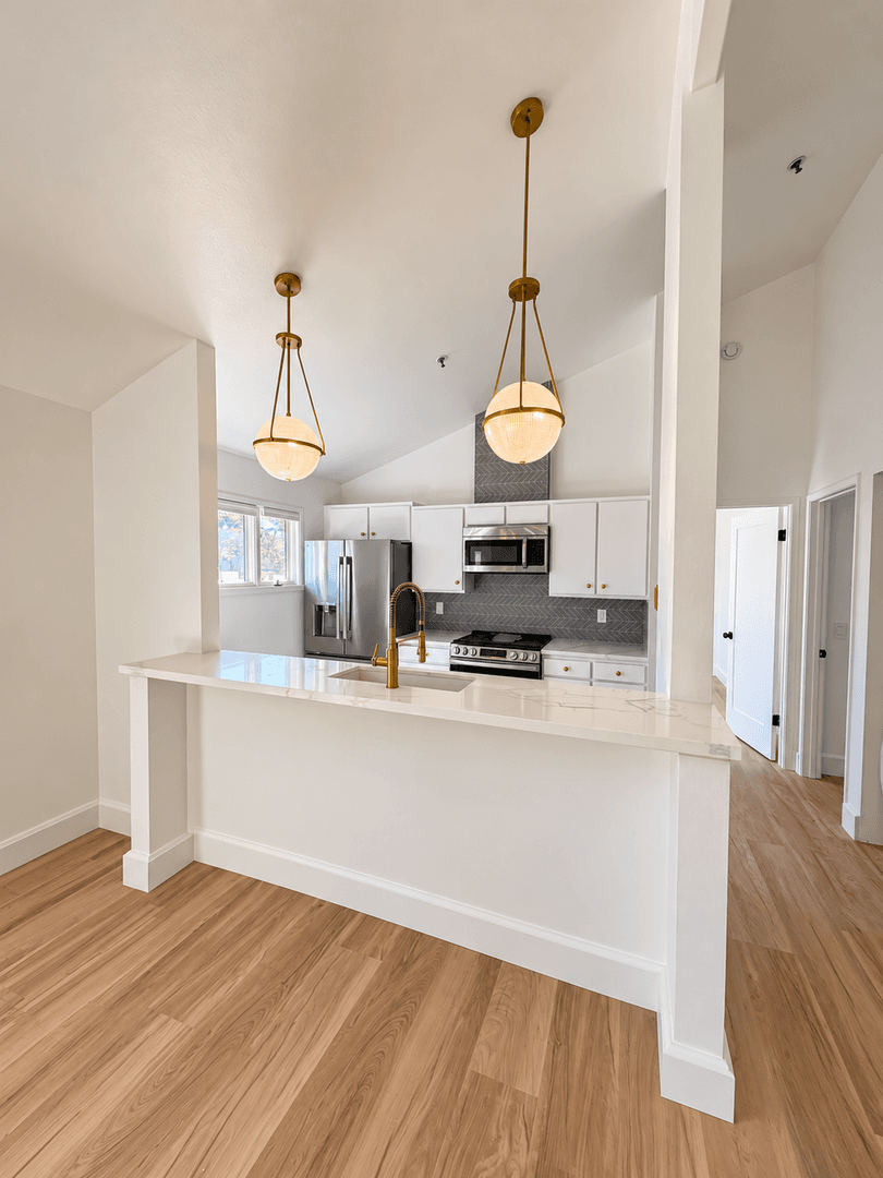 Carmel Apartment: SW of 4th and Mission