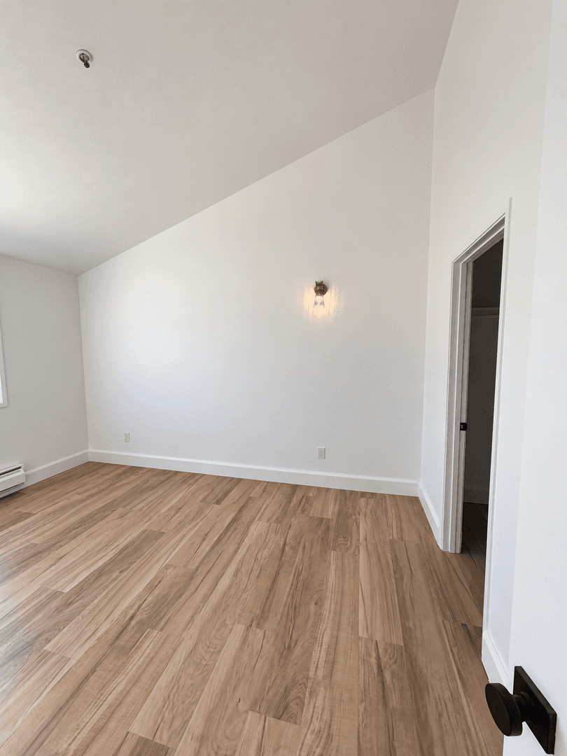 Carmel Apartment: SW of 4th and Mission