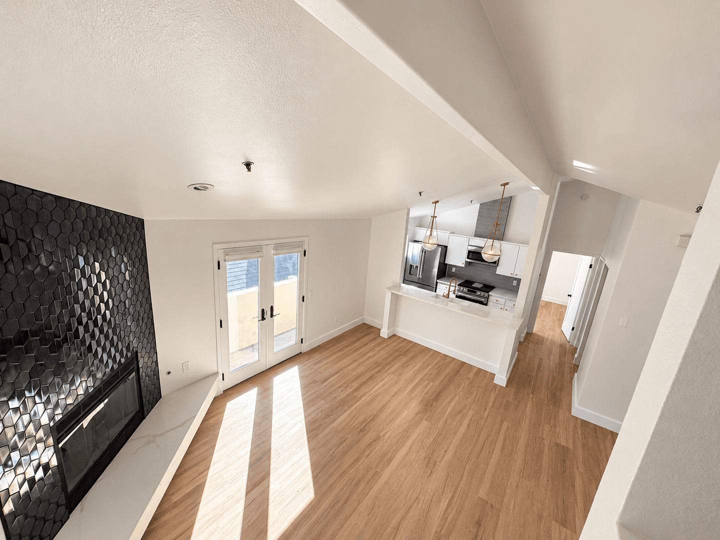 Carmel Apartment: SW of 4th and Mission