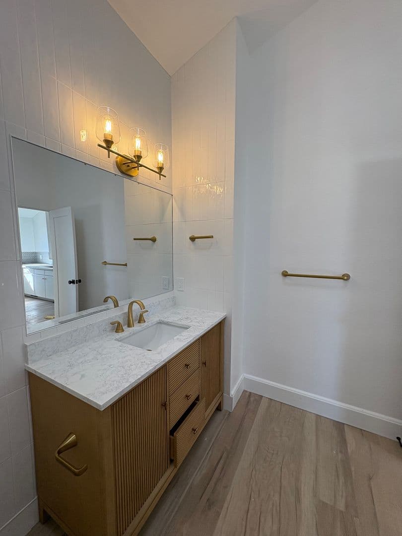 Carmel Apartment: SW of 4th and Mission