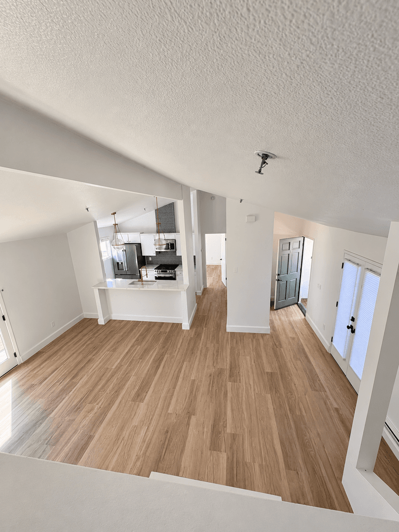 Carmel Apartment: SW of 4th and Mission