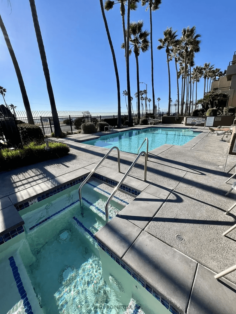 Huntington Beach Condo: 1200 Pacific Coast Hwy #327