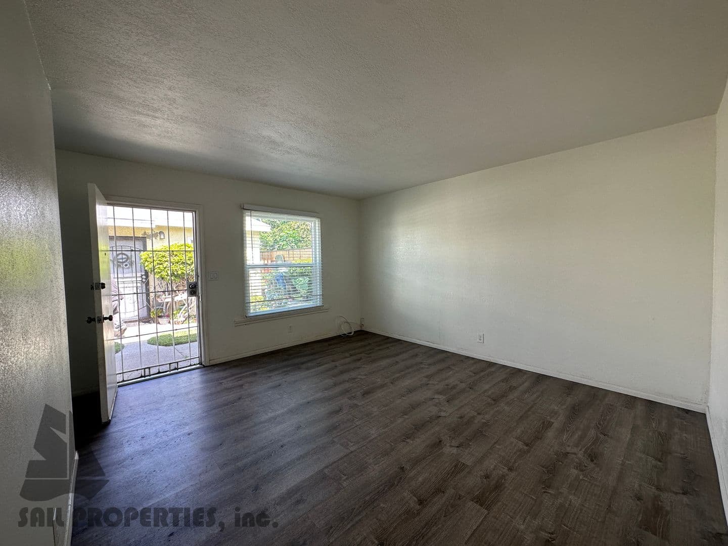 Paramount Apartment: 14416 Orange Ave - Unit D