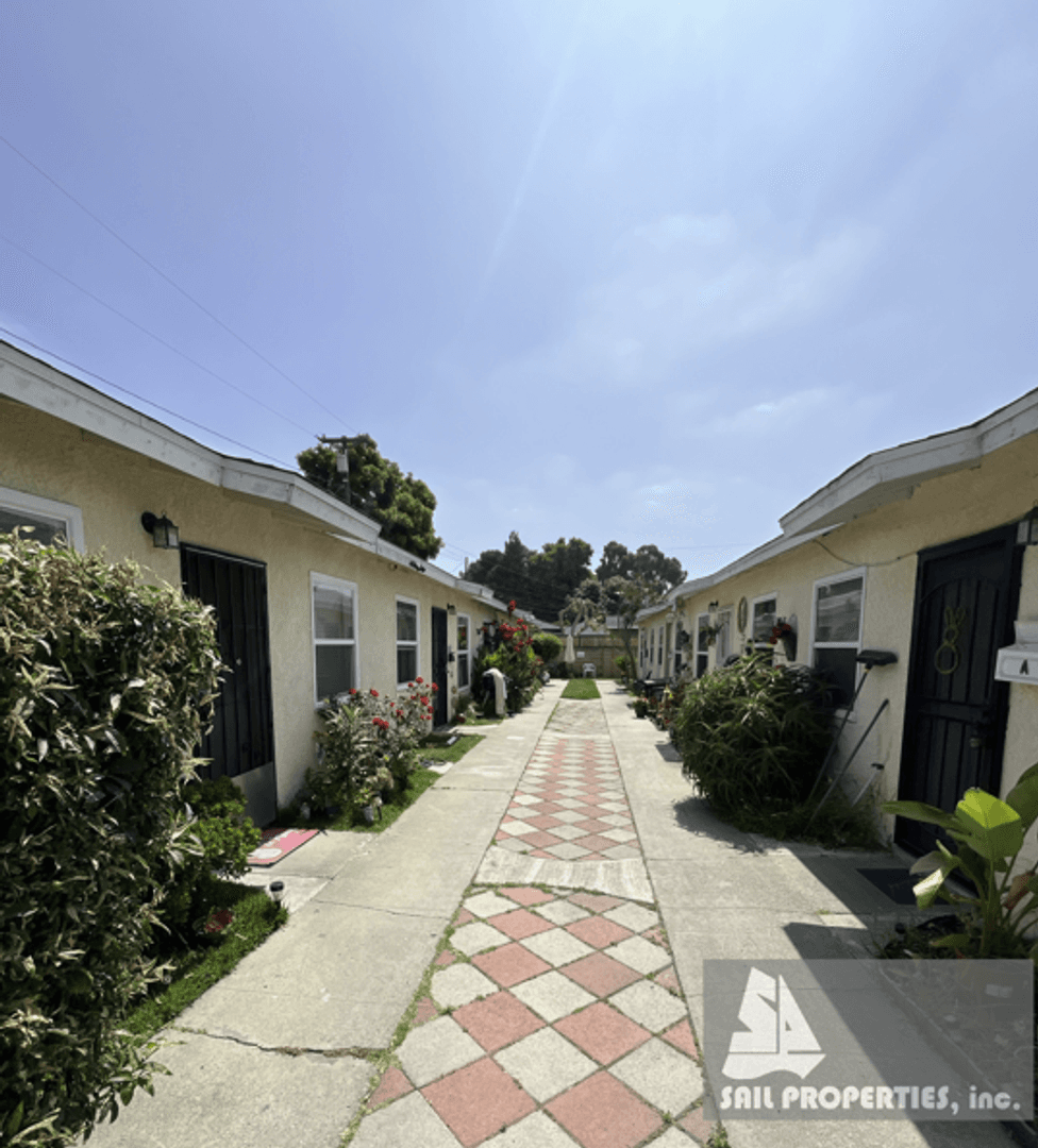 Paramount Apartment: 14416 Orange Ave - Unit D