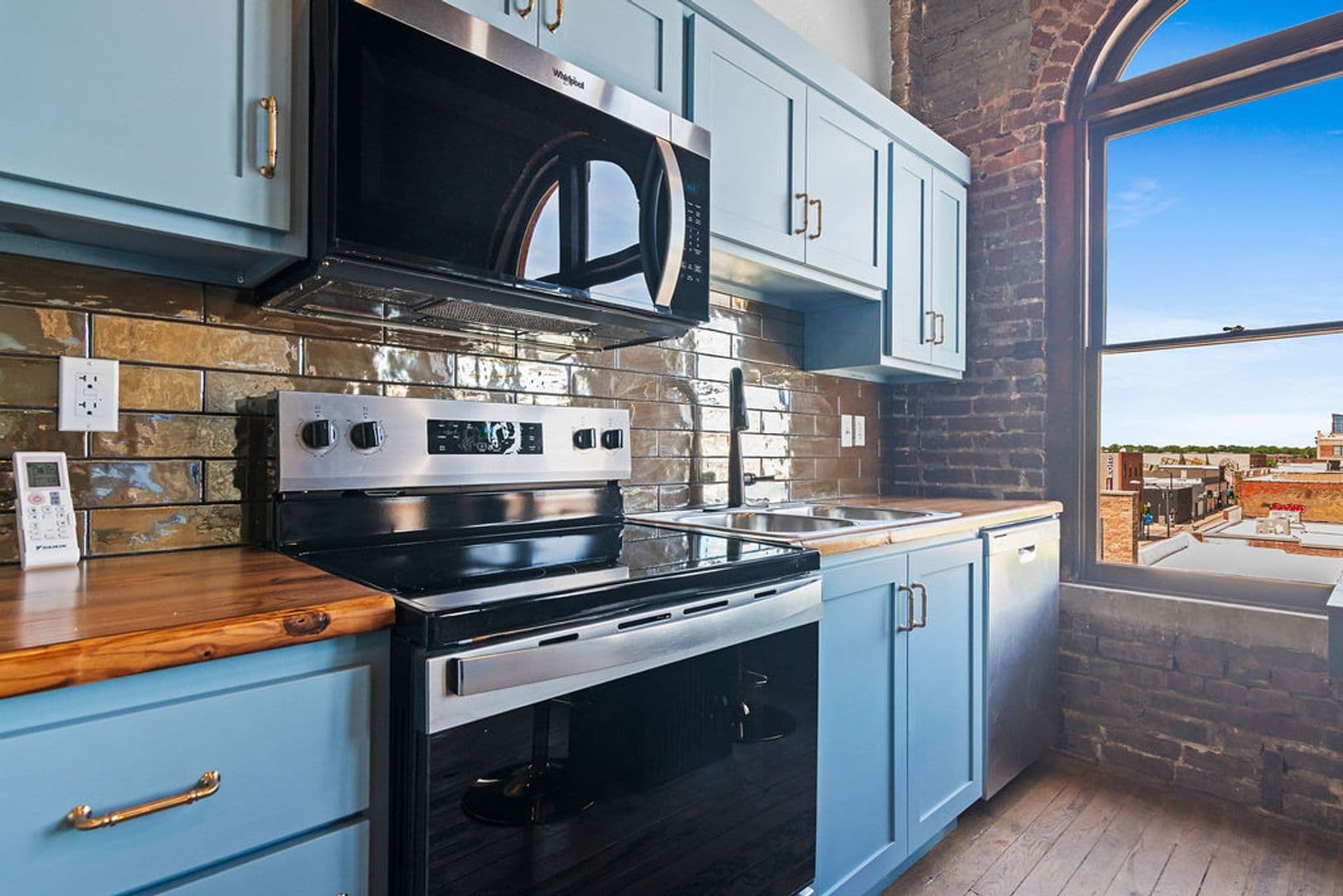Springfield Apartment: 320 Walnut St.