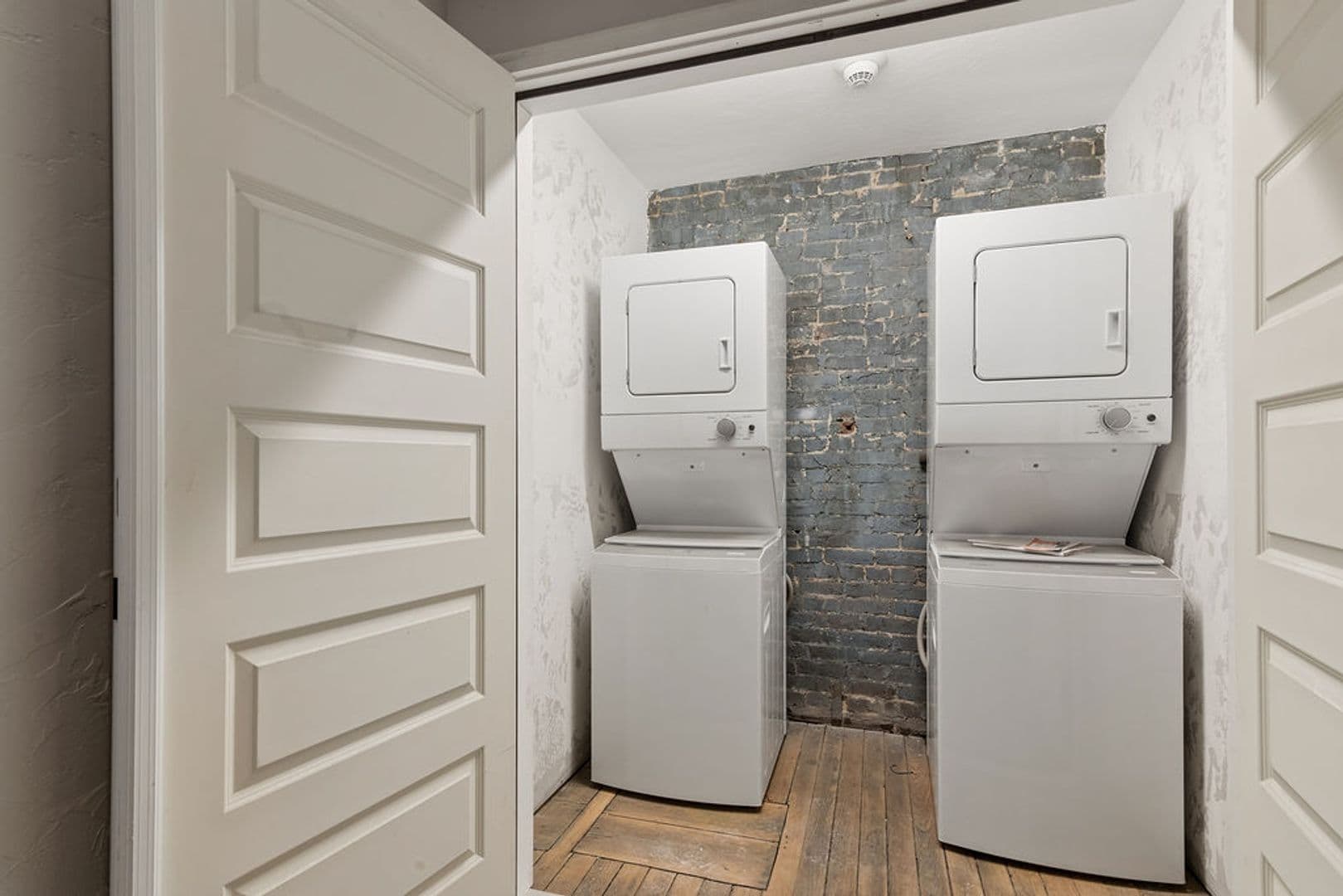 Springfield Apartment: 320 Walnut St.