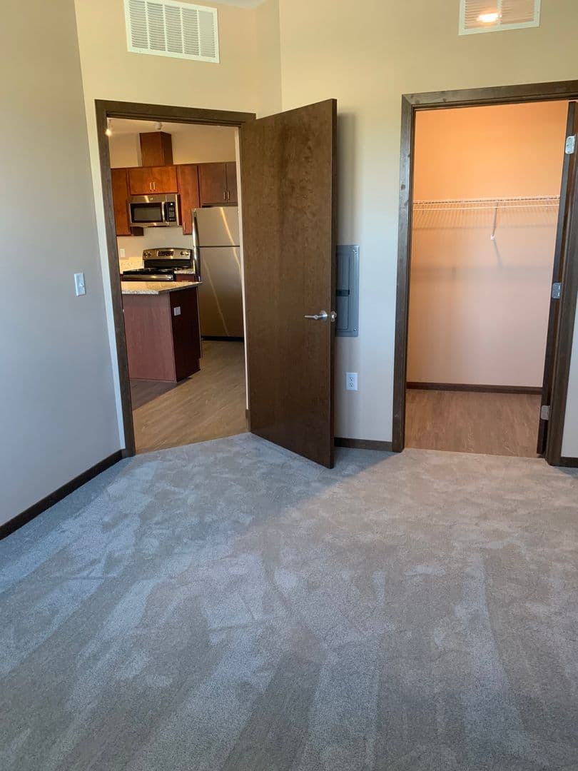 Saint Paul Apartment: 1880 Old Hudson Road