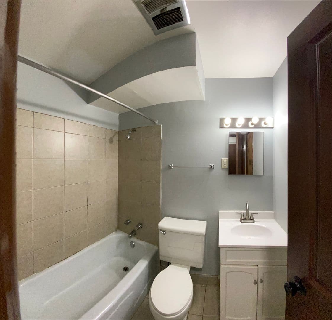 Saint Paul Apartment: 467 Maryland Avenue W