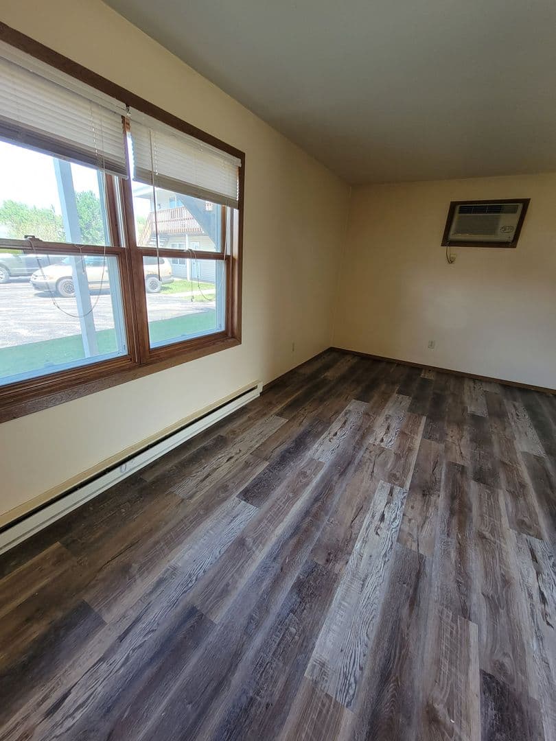Seymour Apartment: 542 E Bronson Rd