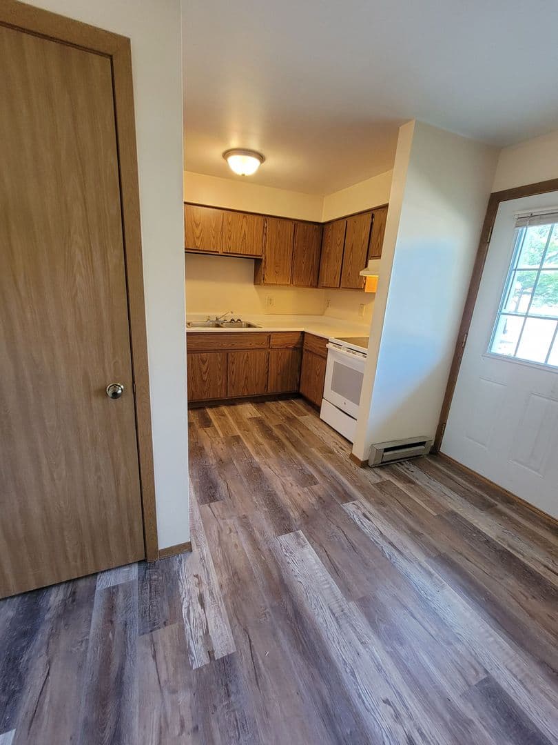 Seymour Apartment: 542 E Bronson Rd