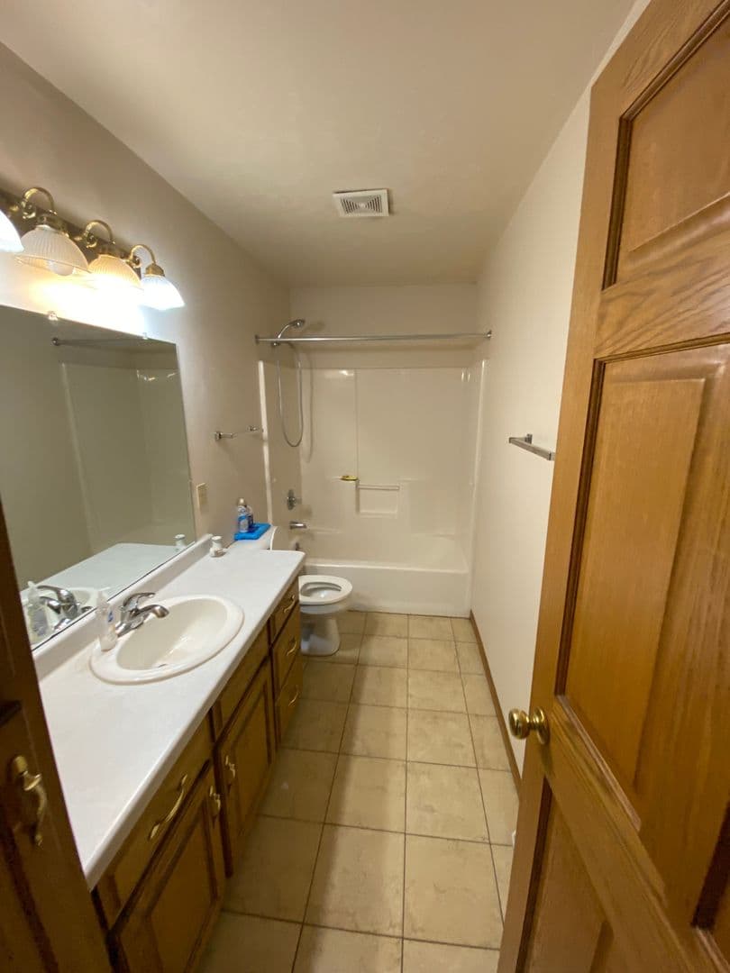 Seymour Apartment: 649-401 Pearl-Henry