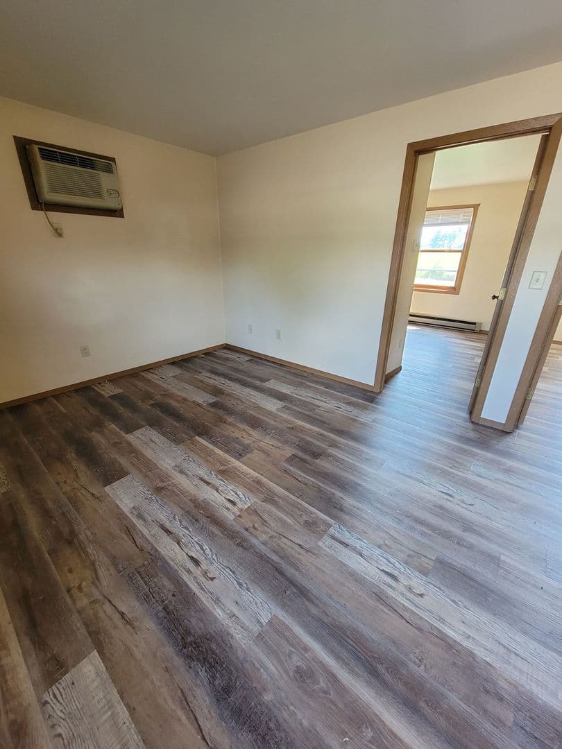 Seymour Apartment: 542 E Bronson Rd