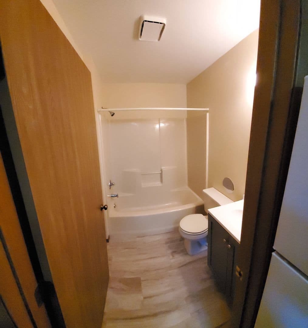 Seymour Apartment: 542 E Bronson Rd