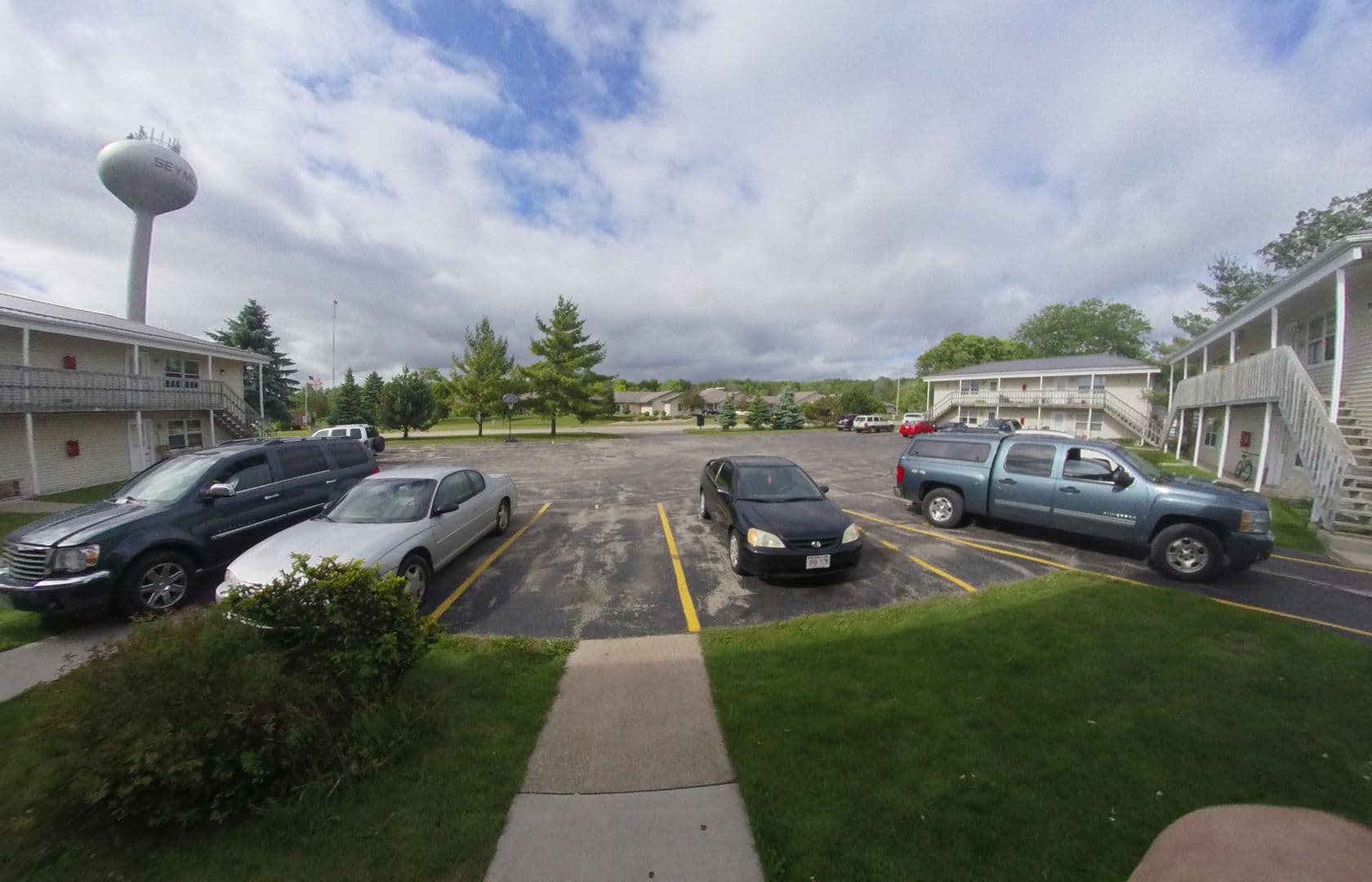 Seymour Apartment: 552 E Bronson Rd