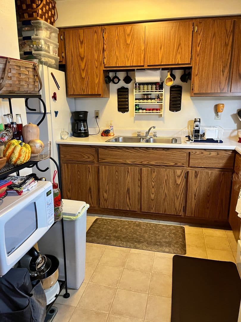 Seymour Apartment: 552 E Bronson Rd