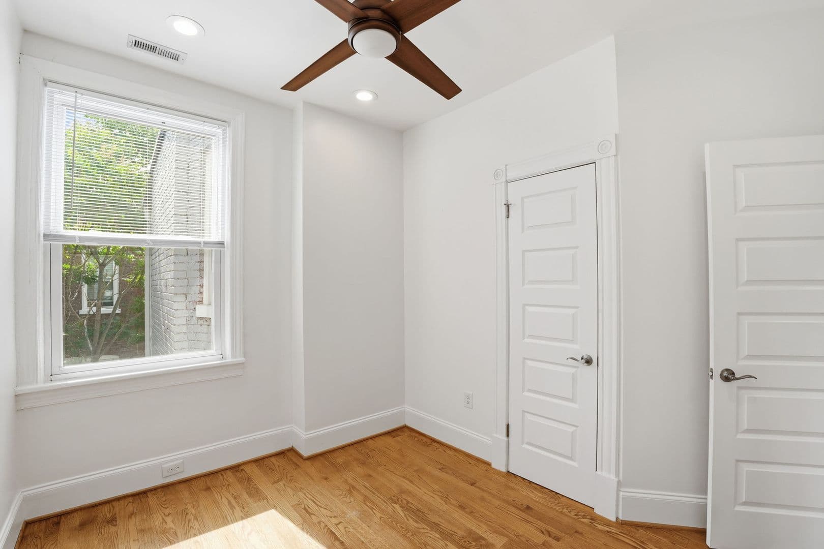 Washington Townhome: 1004 11th Street NE