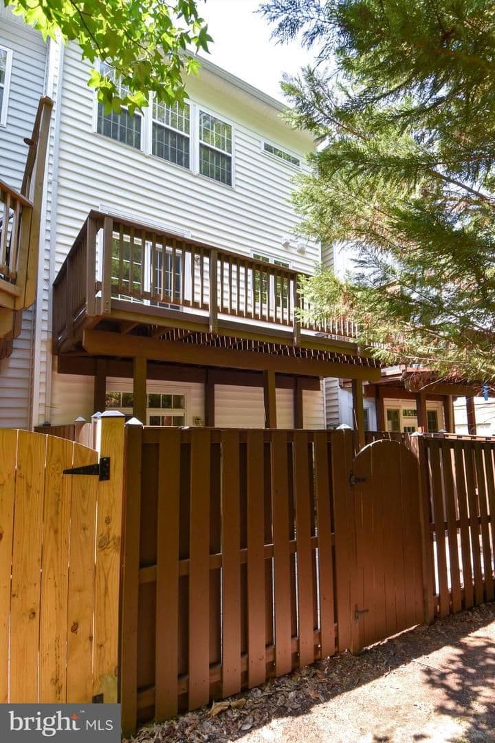 Alexandria House: 7810 Locust Leaf Lane